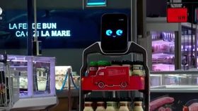 VIDEO Roboții și-au făcut apariția printre raioane. Unii clienți nu sunt deloc mulțumiți de acest aspect